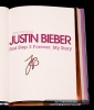 normal_justin-bieber-autograph-sign-book-first-step-6.jpg